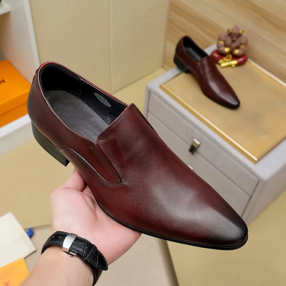 Men's shoes 💰540 💰 Louis Vuitton LV ® Autumn and Winter 🆕 models 🔛Full shoe counter First layer cowhide, 🐂Leather lined casual shoes for men, super soft outsole, essential for driving. Counter synchronization Original first layer cowhide Completely 1:1 mold customization 🌹Top version, 3 colors available! Number: 38-45 (37.46. Customized)